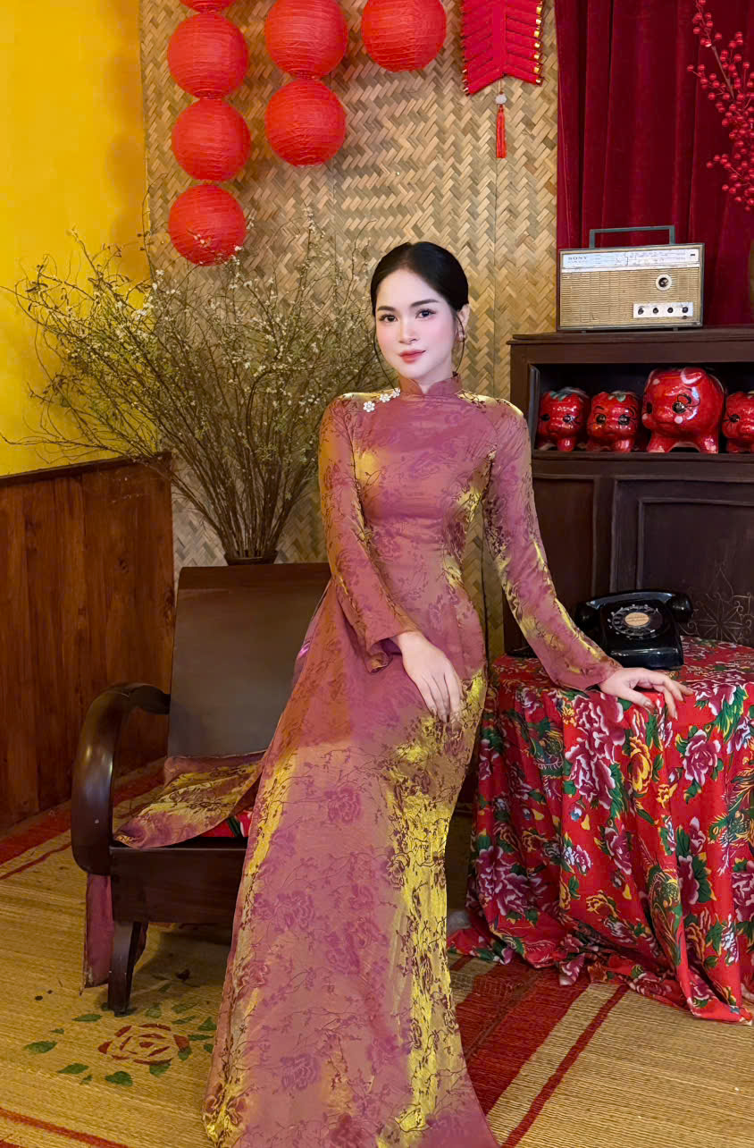 [Ảnh: Người mẫu mặc áo dài Trang Lê]